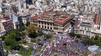 Manifestantes en la plaza frente al Palacio de Justicia de Buenos Aires, el miércoles.