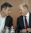 El Canciller alemán Olaf Scholz (derecha) habla con el Ministro alemán de Asuntos Económicos y Clima, Robert Habeck