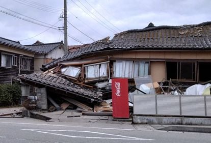 Una casa destruida en el municipio de Wajima, en la prefectura de Ishikawa, ante el terremoto de este lunes, en una imagen publicada por la agencia nacional Kyodo. 