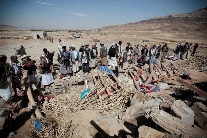 Destrucción.  Una zona devastada en Yemen fue escenario de un ataque militar a chozas (AP).