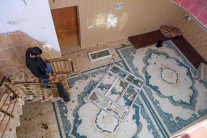 Un hombre inspecciona los daños en una casa en medio del ataque con misiles lanzado por la Guardia Revolucionaria iraní contra Erbil, la capital de la región del Kurdistán, el 16 de enero de 2024.