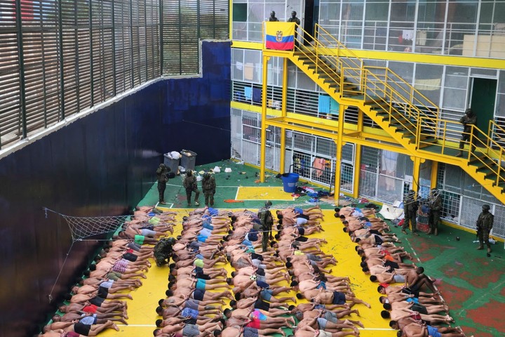 Reclusos en pantalones en una prisión de Ecuador.  Foto: AFP