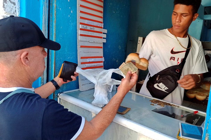 Un hombre compra pan en La Habana, Cuba.  Foto EFE