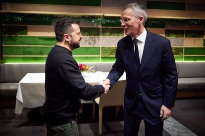 El presidente ucraniano Volodímir Zelenski (izquierda) saluda al secretario general de la OTAN, Jens Stoltenberg, durante la reunión anual del Foro Económico Mundial en Davos, Suiza, el 16 de enero.