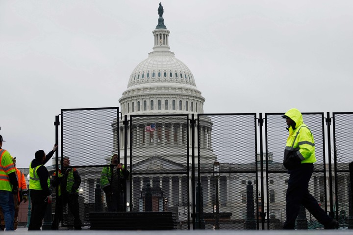 Vallas en el Capitolio anticipa durante horas la presencia de Joe Biden.  Foto: Chip Somodevilla/Getty Images/AFP