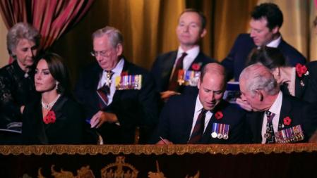 Carlos III, junto a su hijo Guillermo y Kate Middleton, durante el concierto