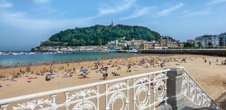 LA CONCHA, San Sebastián. (País Vasco). La playa urbana de la capital guipuzcoana, considerada una de las más bellas del planeta, se extiende a lo largo de 1,5 km que invita a caminar, tomar el sol o bañarse y practicar todo tipo de deportes.