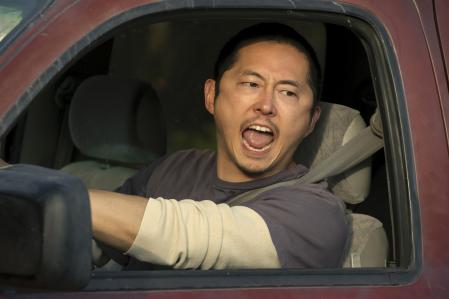 Danny (Steven Yeun), agobiado por la vida.