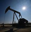 (ARCHIVOS) Se muestra una bomba de aceite en funcionamiento en Taft, condado de Kern, California, el 21 de septiembre de 2023. La compañía energética estadounidense APA Corporation acordó comprar al competidor Callon Petroleum en una transacción por valor de alrededor de $ 4.5 mil millones de dólares, incluida la deuda, anunciaron las compañías el 4 de enero de 2024, lo que marca el último acuerdo de la industria.  (Foto de Frederic J. BROWN / AFP)
