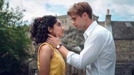 Emma Morley (Ambika Mod) y Dexter Mayhew (Leo Woodall) se conocen al terminar la carrera, en la fiesta de despedida.