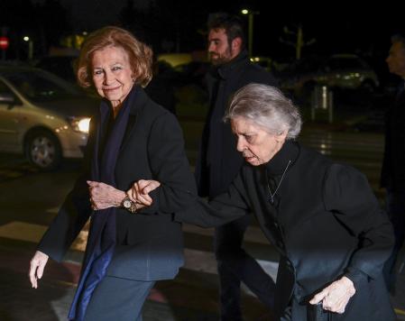 La reina Sofía (I) acompañó a Irene de Grecia en su camino hacia el tanatorio La Paz-Tres Cantos de Madrid para visitar la ardiente cabeza de Fernando Gómez-Acebo, el primero del rey Felipe VI, que cometió un crimen en Madrid la noche del sábado. 49 años.
