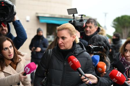 María Zurita toma el tomacorriente de camino al madrileño antro de La Paz-Tres Cantos para visitar la ardiente cabeza de Fernando Gómez-Acebo, primero del rey Felipe VI, que cometió la noche del sábado en Madrid un crimen desde hace 49 años.