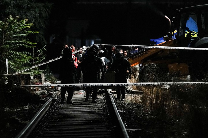 Policías e investigadores trabajan en el lugar donde encontraron el cuerpo de Ronald Ojeda Moreno, en Chile.FotoAP