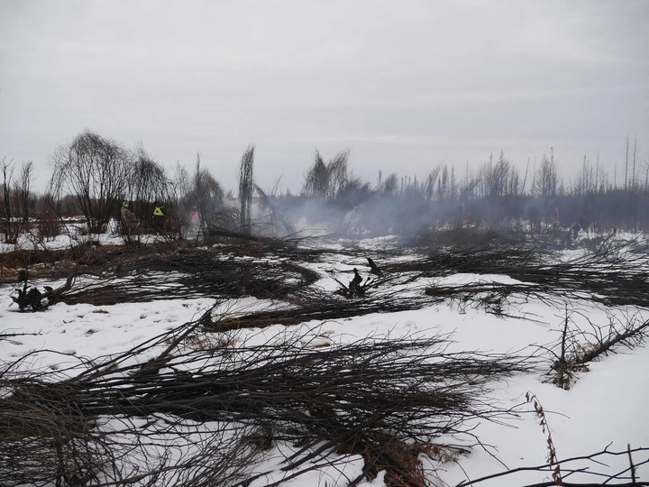 Esta fotografía publicada por un departamento de bombarderos canadiense muestra a cuadrillas luchando contra un incendio durante el último mes que persistió a pesar del frío y la nieve en Alberta, Canadá.  Foto incendio de Alberta