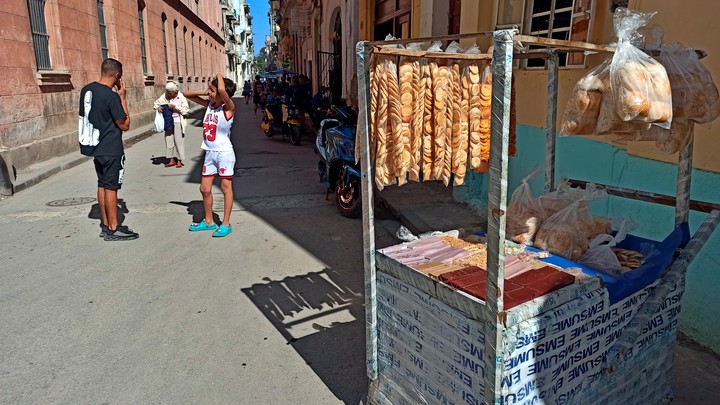 Un vendedor ambulante que vende pan y galletas en una calle.  Foto EFE