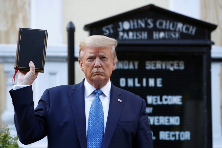 El expresidente Donald Trump sostiene una Biblia durante una visita a una iglesia frente a la Casa Blanca en Washington en 2020. Foto: AP 