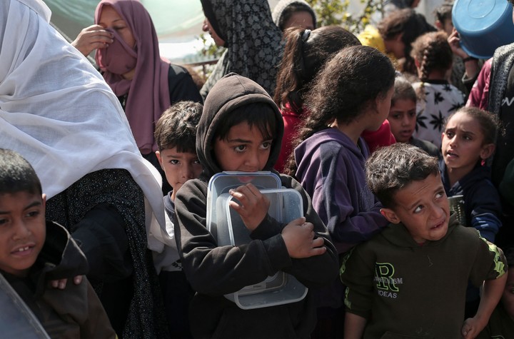 Los palestinos desplazados regresaron a buscar ayuda en Rafah, en la parte sur de la Franja de Gaza, el 28 de febrero de 2024, en medio de los combates entre Israel y el grupo militante Hamás.  (Foto de AFP)