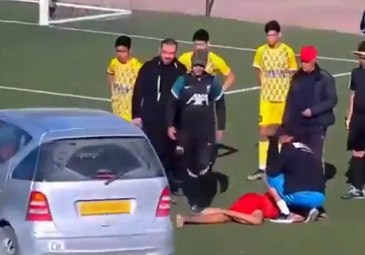 Un coche entró en el terreno del juego para trasladarlo rápidamente al jugador.
