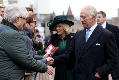 Carlos III y Camila saludaron al pueblo reunido afuera de la capilla de San Jorge, en Windsor, Este Domingo.