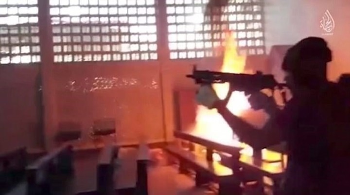 Yihadistas del Estado Islámico arrasan una iglesia de Marawi, Filipinas.