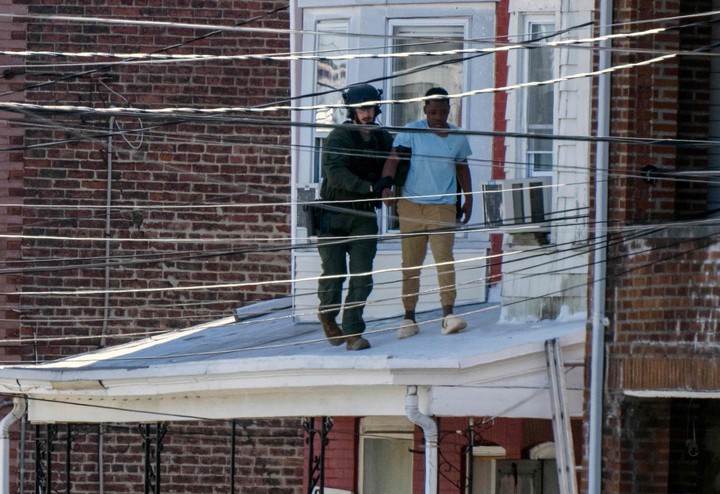 La policía fue a Trenton para investigar al vagabundo que tuvo tratos con tres personas.  Foto AFP