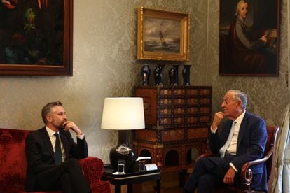 El presidente de Portugal, Marcelo Rebelo de Sousa (derecha), durante la entrevista de este martes al líder socialista, Pedro Nuno Santos, en el palacio de Belém en Lisboa.