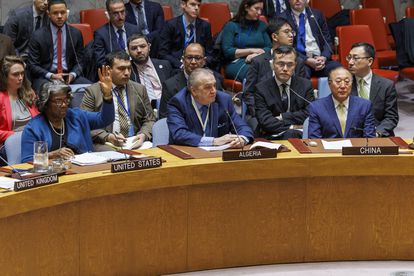 La embajadora de EE UU, Linda Thomas-Greenfield, vota a favor de la resolución junto con los representantes de Argelia y China, que recibieron el texto, estos días en la sede de la ONU en Nueva York.