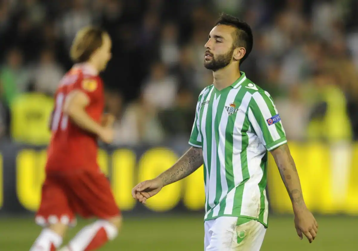 Noveno, jugador del Betis, caminó hacia el punto de penalti en los octavos de final de la Europa League ante el Sevilla