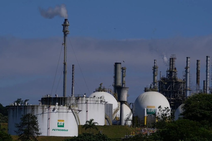 Una refinería cerca de Sao Paulo, Brasil.  Petrobras rivaliza con ExxonMobil en barriles de petróleo y está creciendo rápidamente.  Foto André Penner/Associated Press