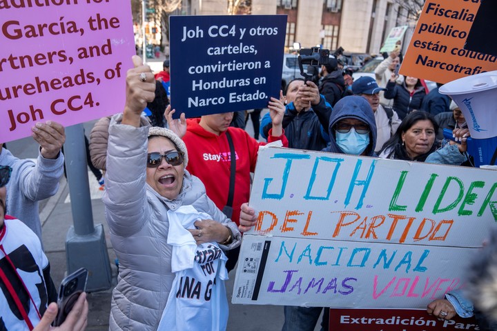 Varias personas celebran la decisión que declara culpable a Hernández en un tribunal de Nueva York.  Foto EFE
