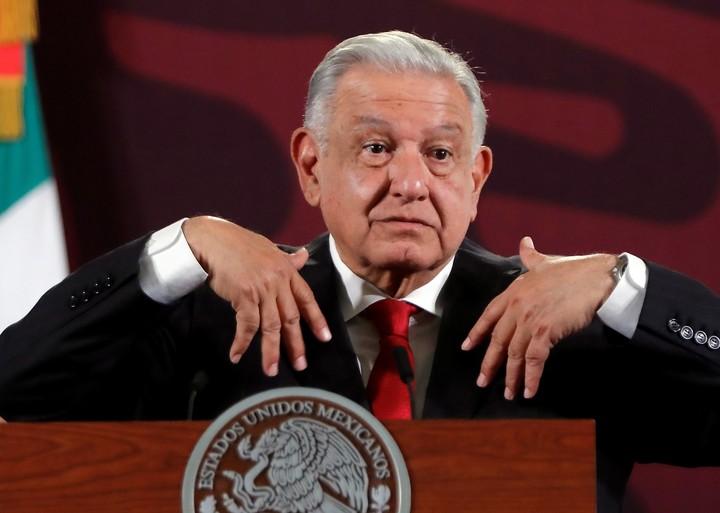 El presidente de México, Andrés Manuel López Obrador, asiste a una conferencia de prensa.  Foto: EFE