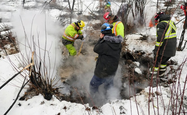 Mientras luchaba contra un incendio subterráneo durante mi estadía en Fox Lake, Alberta.  Foto incendio de Alberta