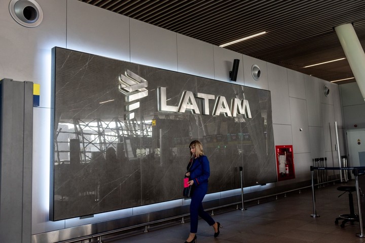 Una azafata de Latam en la terminal de Santiago.  Foto: Bloomberg