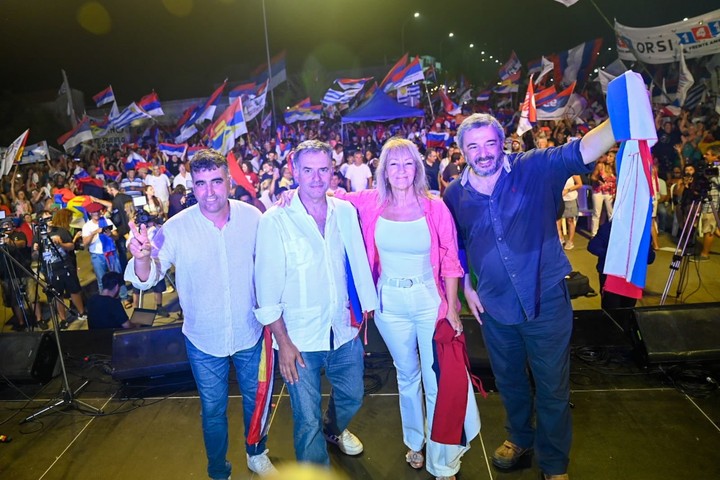 Lima y Orsi, uno del lado del otro, con los demás precandidatos del Frente Amplio.  FotoTwitter