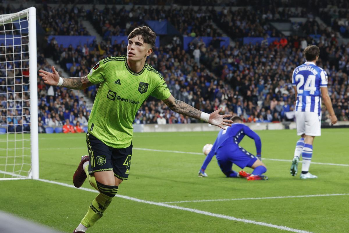 El futbolista español del Manchester United, Alejandro Garnacho, celebra mucho a la Real Sociedad durante el partido del Grupo E de la Liga Europa entre Real Sociedad y Manchester United.