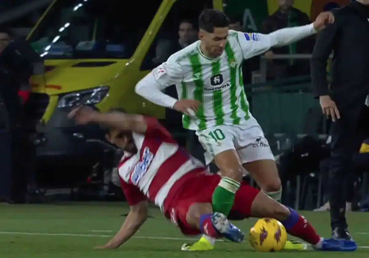 La entrada que recibió Ayoze en el Betis - Granada y que le provocó la lesión