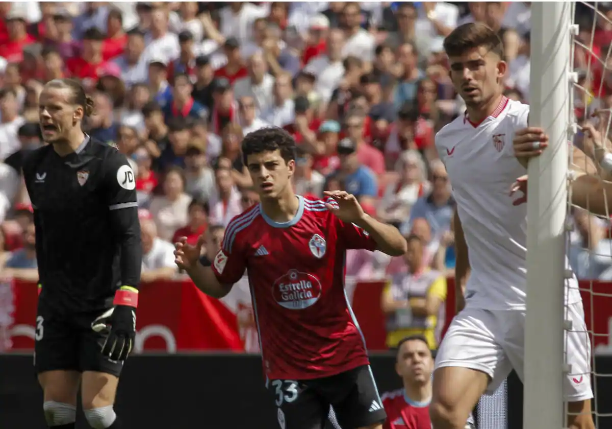 Los futbolistas del Sevilla defienden una beca en el transcurso del partido previo del Celta