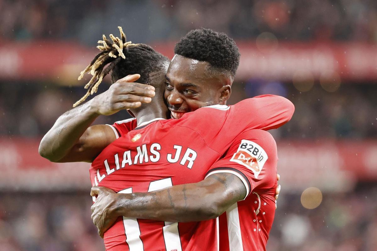 Nico e Iñaki Williams celebran un gol ante el Atlético de Madrid.