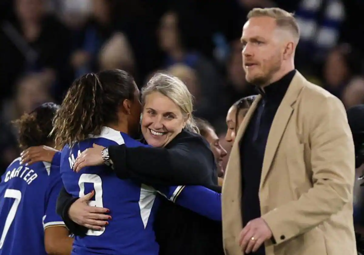 Emma Hayes, la entrenadora del Chelsea que pronunció la polémica frase, entre el partido anterior y el Arsenal de Viena