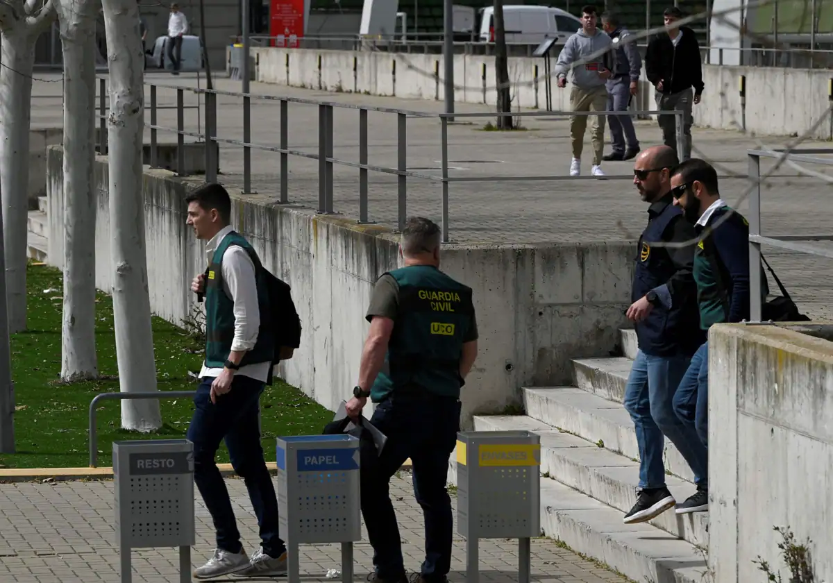 La Guardia Civil, durante los registros en la sede de la Federación de Fútbol de Las Rozas