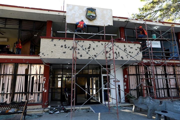 Un ayuntamiento baleado en Villa Unión, México.  Foto: AP 
