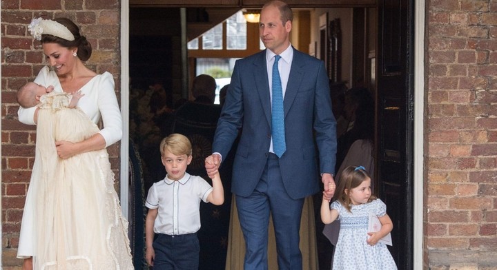 La familia completa.  William y Kate con sus hijos George, Charlotte y Louis (AP Londres English Prince Guillermo Duquesa Catherine de Cambridge Kate Prince Luis Luis de Ca Bautista del hijo de los duques de Cambridge Ceremony Bebe Bautizado Familia Real English Nobleza