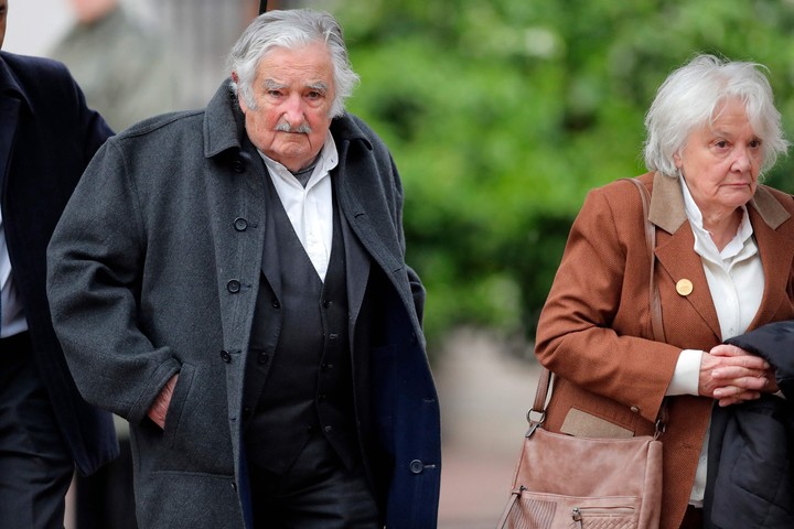 El expresidente de Uruguay José Mujica y su novia Lucía Topolansky, en una imagen de 2023. Foto: AFP