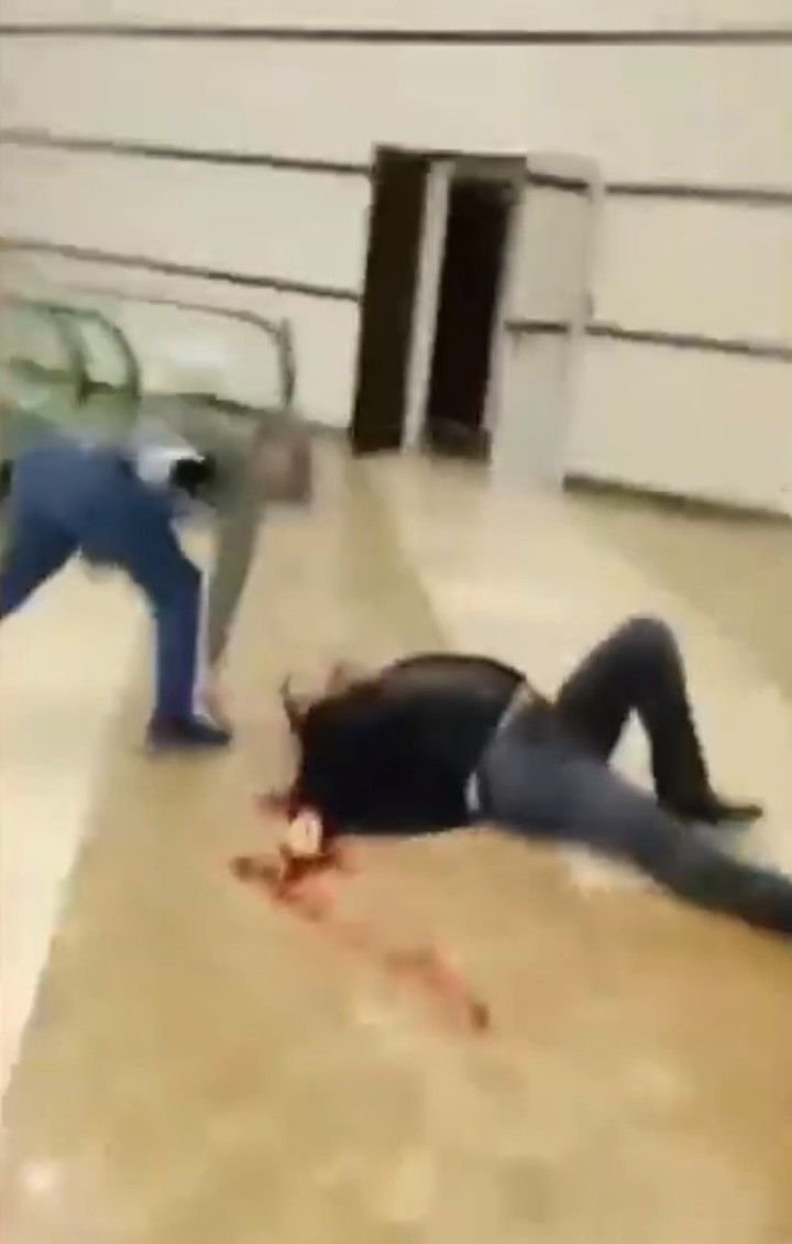 El terrorista que ataca a un hombre con un cuchillo en el teatro de Moscú.