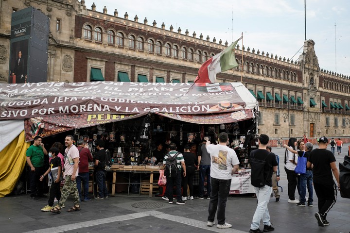 El lugar de souvenirs frente al Palacio Presidencial.  Foto: AP