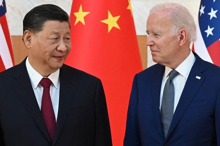 Biden y su homólogo chino Xi Jinping.  Las principales potencias del planeta, con fuertes interacciones económicas bilaterales y disputas de hegemonía.  Foto AFP