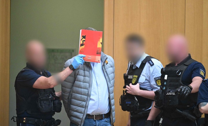 Uno de los nuevos presuntos participantes en un complot golpista (2.0 por la izquierda) fue llevado a la sala del tribunal para ser extraditado en el primer proceso en Stuttgart, al sur de Alemania.  Foto AFP