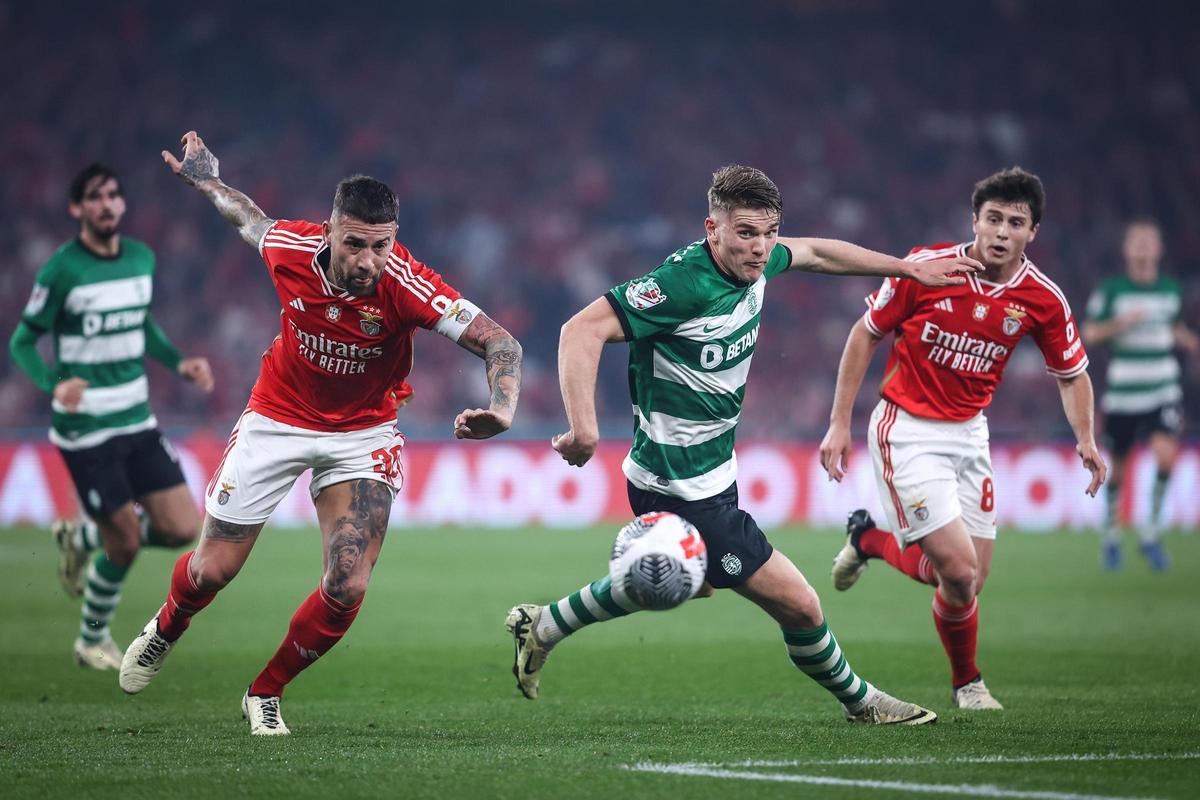 Gyökeres luchando por el balón