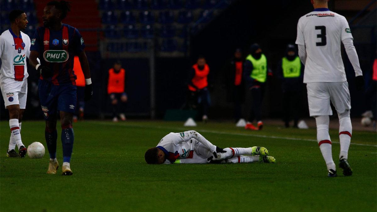 Neymar, sobre el terreno dañado