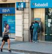 FOTO: MANÉ ESPINOSA. IMAGEN DE LAS DOS ENTIDADES BANCARIAS DE BBVA Y BANC DE SABADELL JUNTAS, DONDE EXISTE LA POSIBILIDAD DE FUSIÓN.